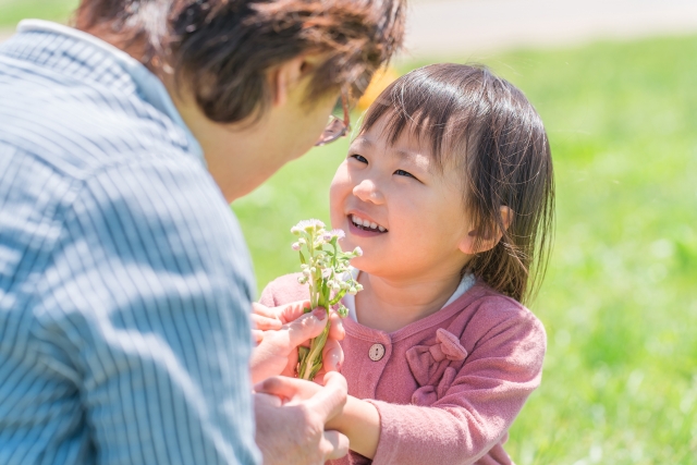 お年寄りに優しくする子供