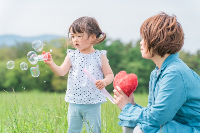 愛情を受ける子供