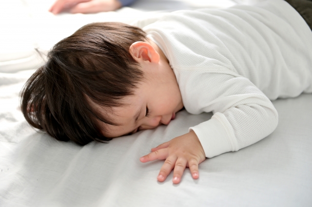 眠っている子供