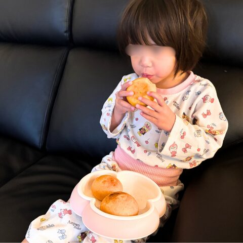 にんじんパンを食べる様子