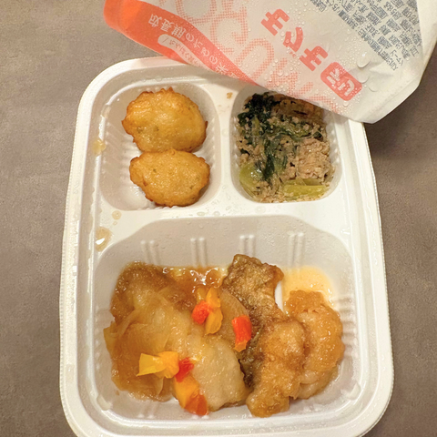 主菜と2種類の副菜が入ったモグモデリのワンプレート。ふたを開けた状態。