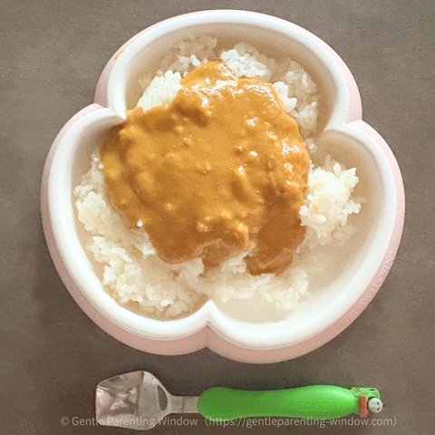 ご飯にモグモのカレーをかけ、子ども用のお皿に盛り付けた様子。